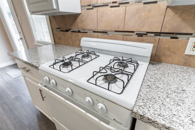 Building Photo - 307 N Live Oak St Unit 2