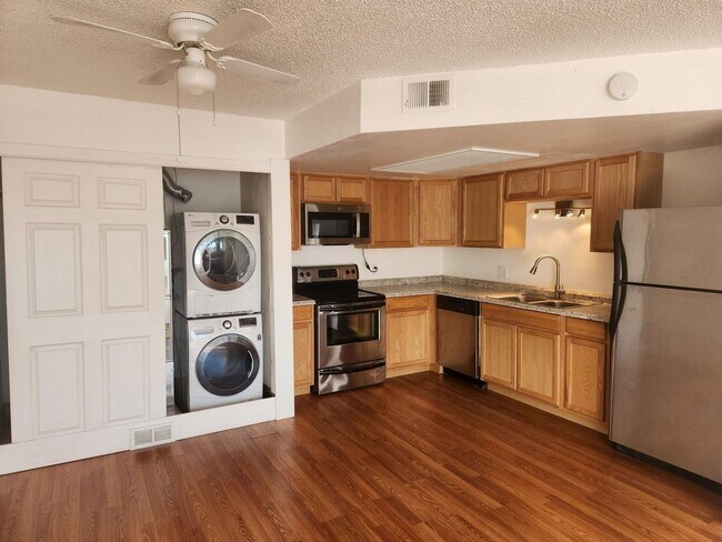 Photo - Cozy Split-level Condo with a Private Balcony! Unidad 6-209