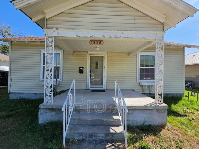 1825 Annie Baxter Ave