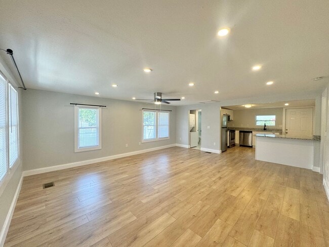 Photo - 248 Avenue L NE