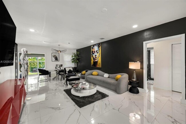 Photo - 285 NW 45th St