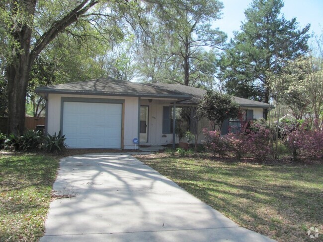 Building Photo - 3/2 house in convenient NW location!
