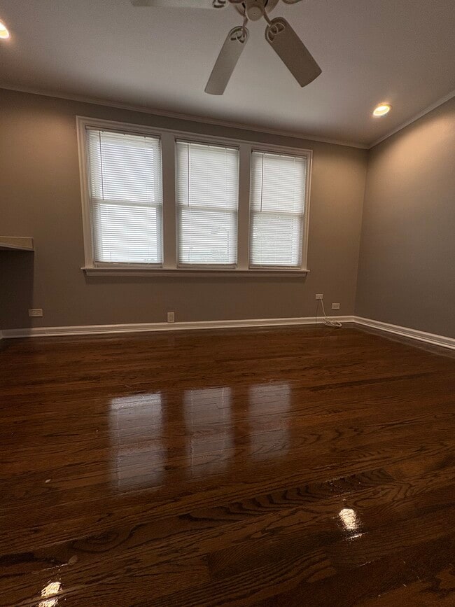 Photo - 6717 N Oxford Ave Unit 6717 2nd floor