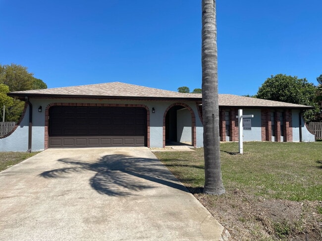 Building Photo - 3 Bedroom Pool Home Available in Palm Bay