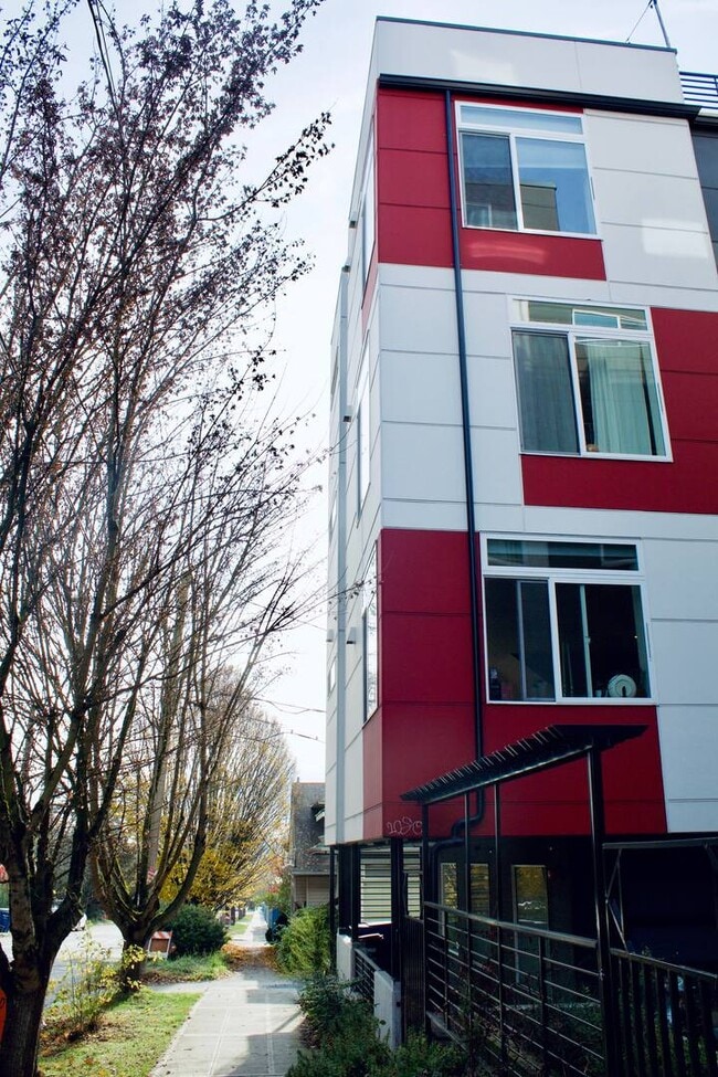 Building Photo - 463 14th Ave