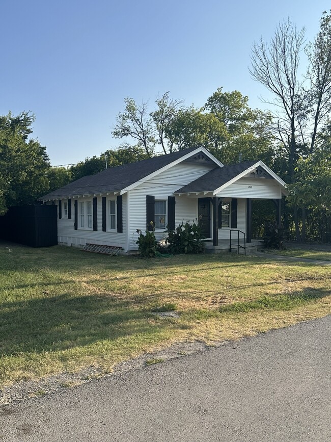 1204 Elm St