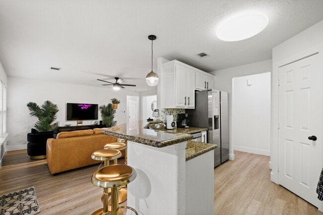 1504 W 43rd St