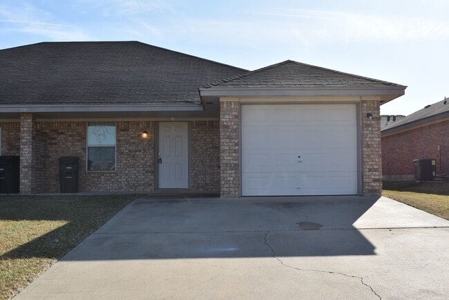 Building Photo - 3800 Pecos Dr Unit B