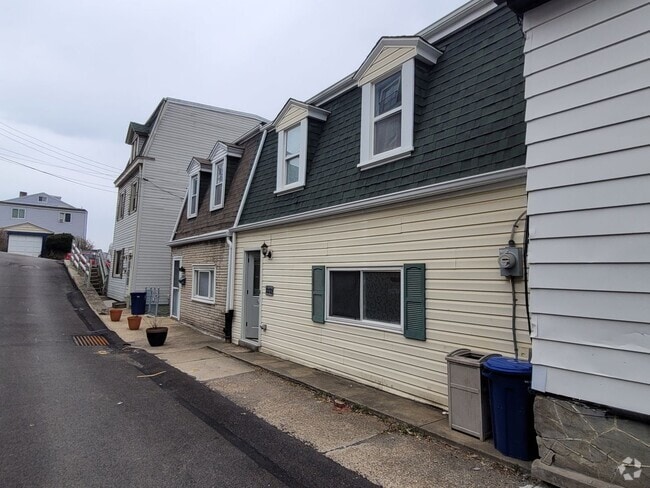 Building Photo - Beautiful 2 Bedroom Home in South Side - C...