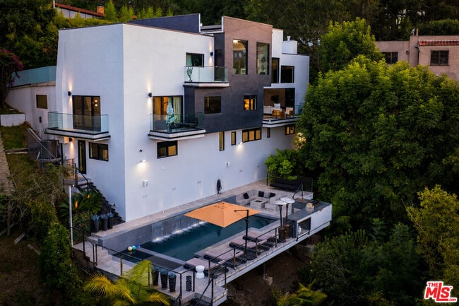 7317 Caverna Dr