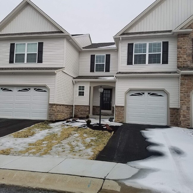 Building Photo - Luxury Townhome!