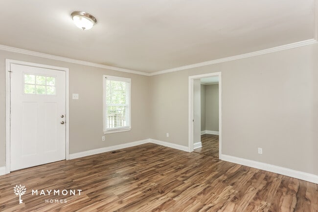 Photo - 884 Custer Ave SE