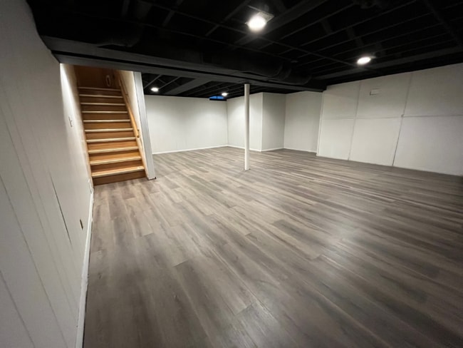 Building Photo - 5720 N Lydell Ave Rental