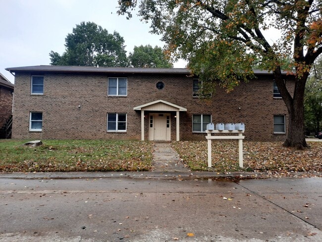 Building Photo - 611 Sycamore Cir Unit B
