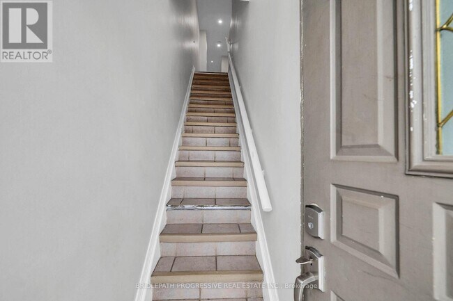 Photo - 1898 Avenue Rd