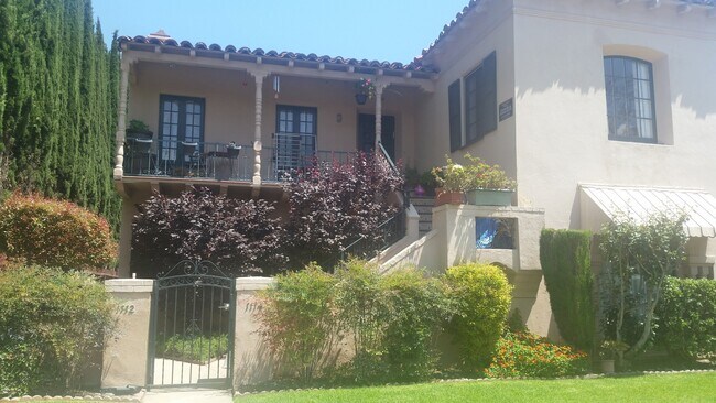 Building Photo - Doheny Unit 1114 1/2