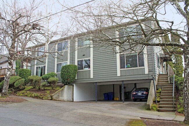 Building Photo - 2903-2909-2909 SE Pine St