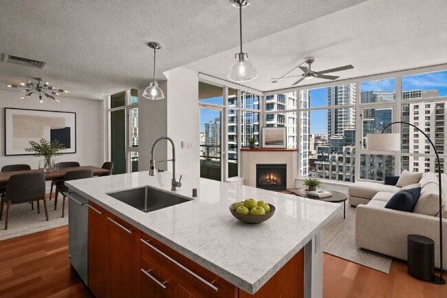 Building Photo - "Stylish 1-Bedroom Condo with Stunning Views in Vibrant San Diego!" Unit 2004