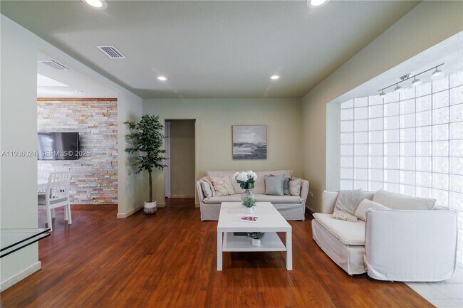 Photo - 250 NE 48th St