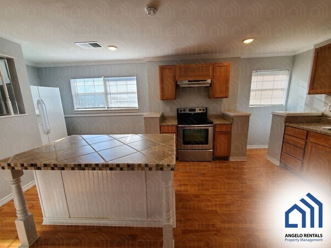 Building Photo - Spacious 4-bedroom 1.5 bath home COMING SOON!