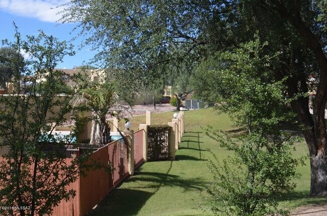 Building Photo - 624 S Cynthia Ave