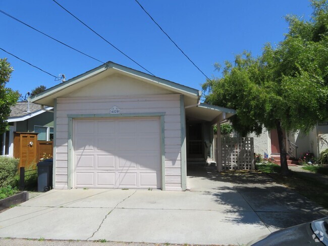 Building Photo - 2 bed 1 bath house in the Capitola jewel box