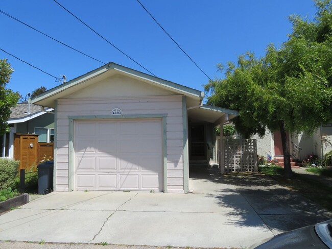 2 bed 1 bath house in the Capitola jewel box - 2 bed 1 bath house in the Capitola jewel box