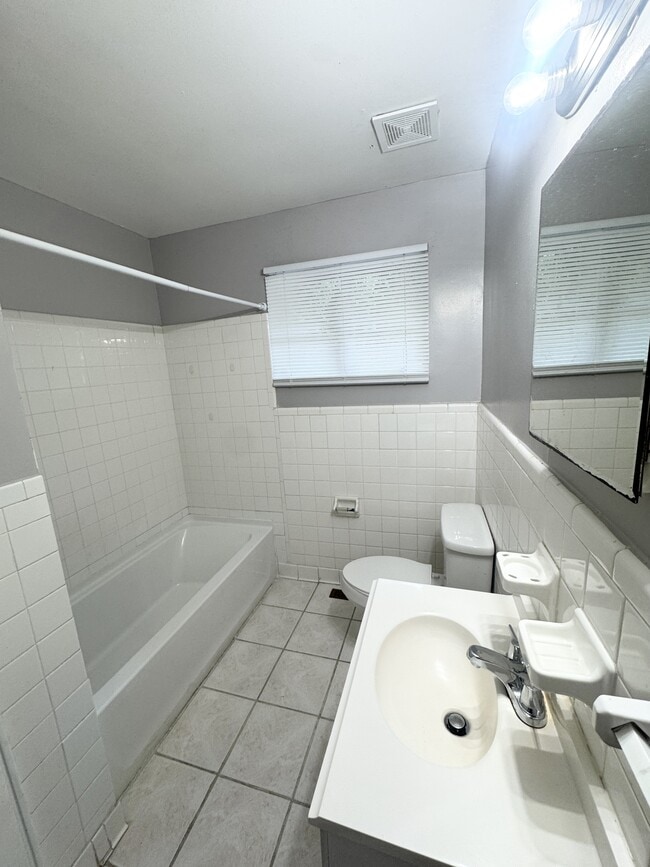 Photo - 1523 Canterbury Rd