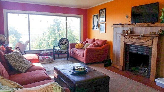 Photo - 2 & 4 Bedroom Apartments with Classic Char... Unit #B