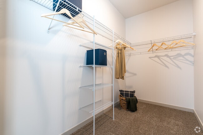 2BR, 2BA - 1098SF