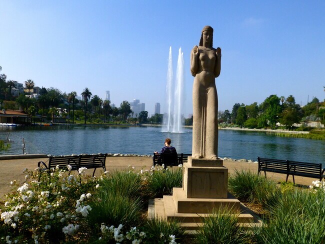 Photo - 2165 Valentine St