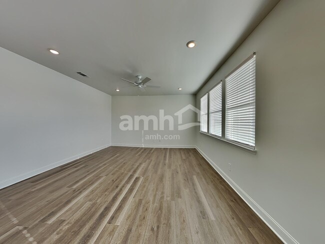 Photo - 216 Latitia Lane