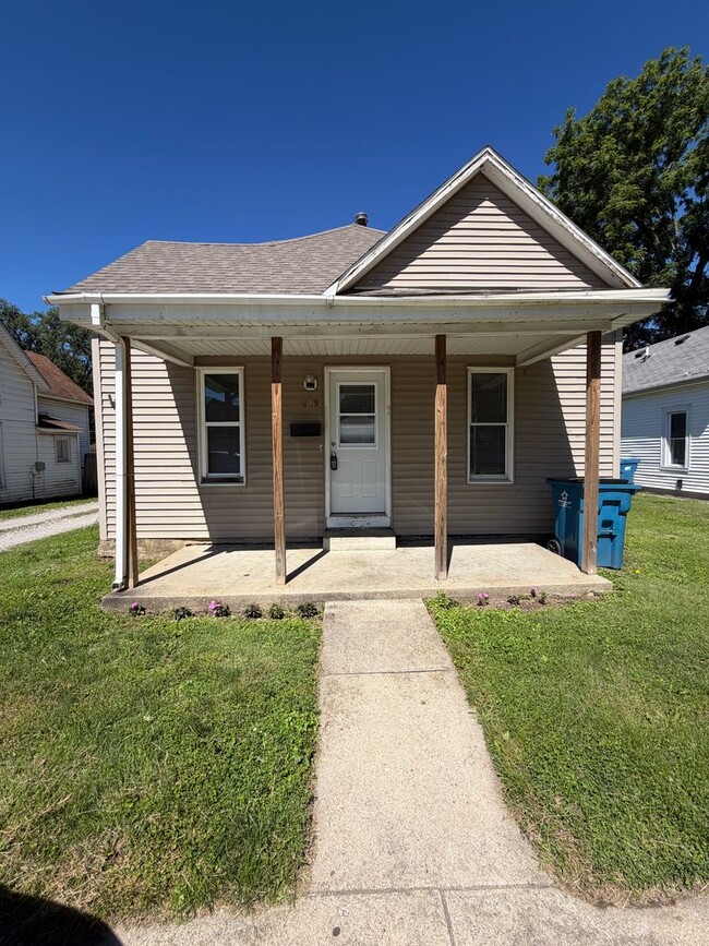 Building Photo - Charming Remodeled 2-Bedroom Home