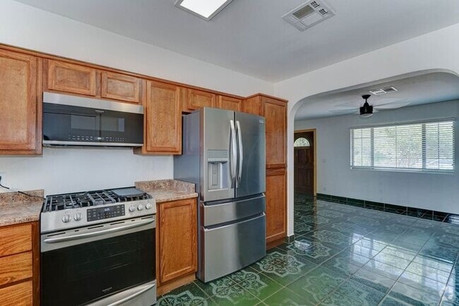 Building Photo - READY TO VIEW NOW! Spacious 4-Bed Home Nea...