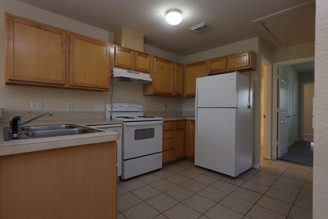 Photo - 402 Trichelle St