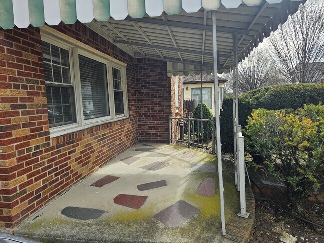 Front Porch - 441 E Pine St Unidad Main Apt