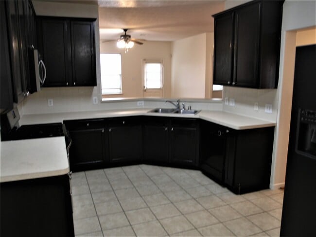 Photo - 2926 Meadowglen Crest