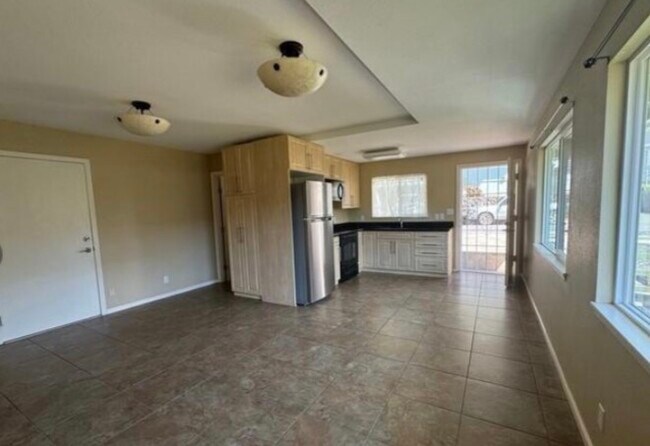 Photo - 2814 Henry St