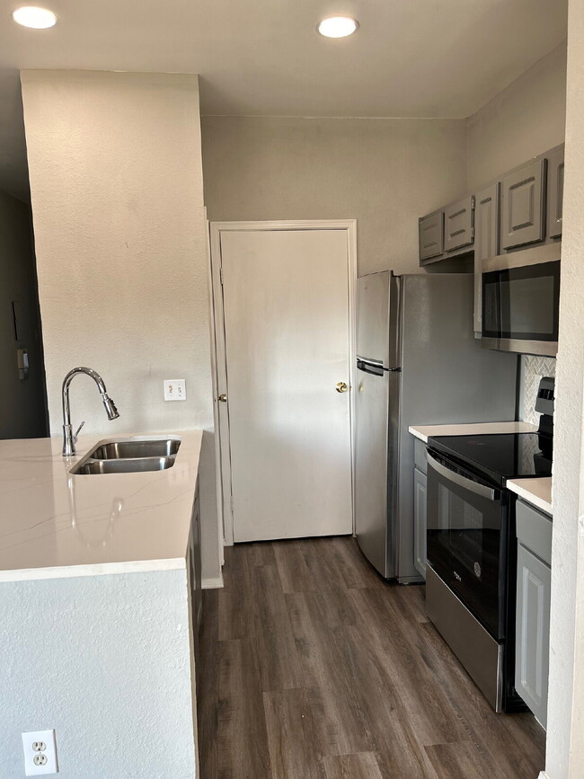 Photo - Updated 2 Bed/2 Bath North Austin Condo with Rare Greenbelt Views Unidad 277