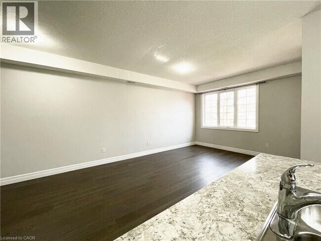 Photo - 44 FOURTH Avenue Unit# 2 LOWER