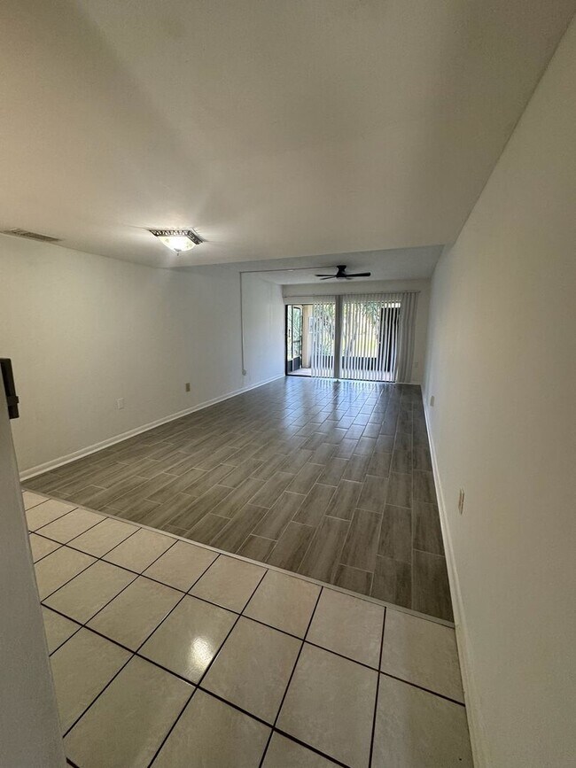 Building Photo - 2 BR / 2 BA Ground-Floor Condo | Screened ...