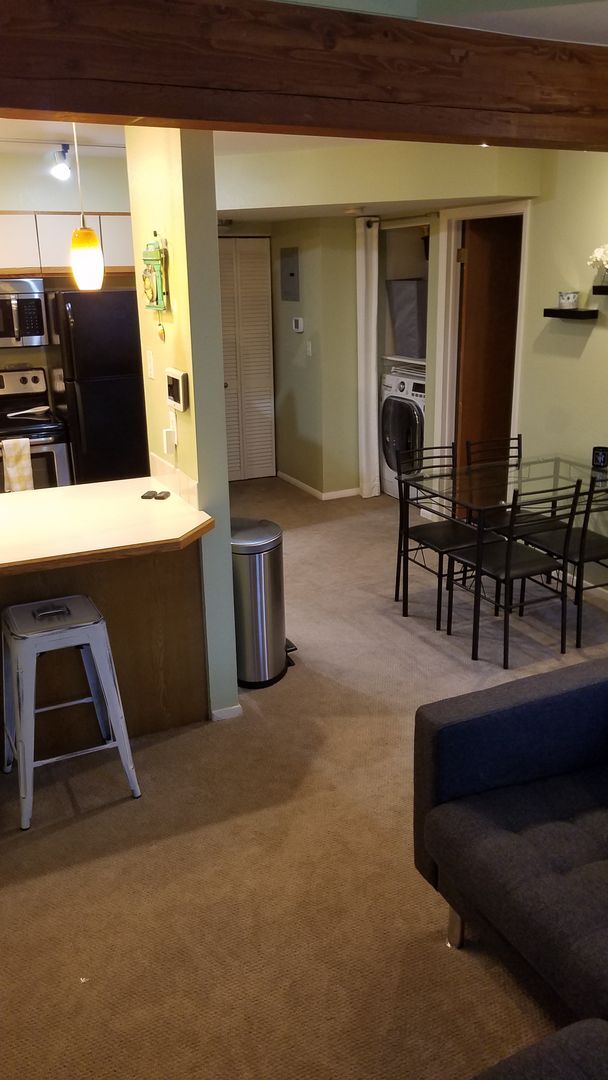 Building Photo - 1 Bedroom with Garage Available in August! Unit 11