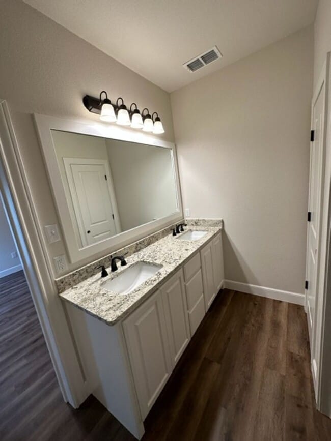 Photo - 7111 Tin Cup