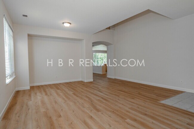Photo - 483 Summer Ln