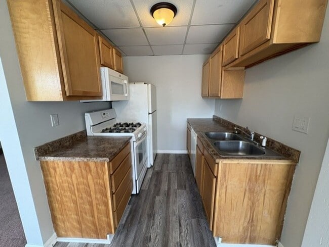 Photo - North of Downtown Akron: Updated 1BR with Tall Ceilings & Natural Light Unidad 201