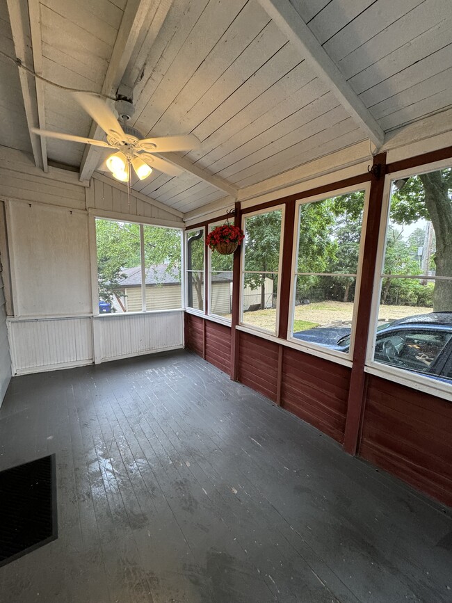 screened porch - 617 Delles Rd Unit D