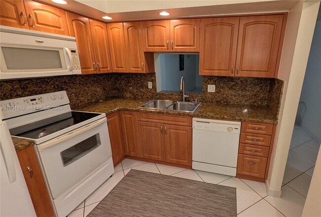 Photo - 301 NE 14th Ave Unidad 404