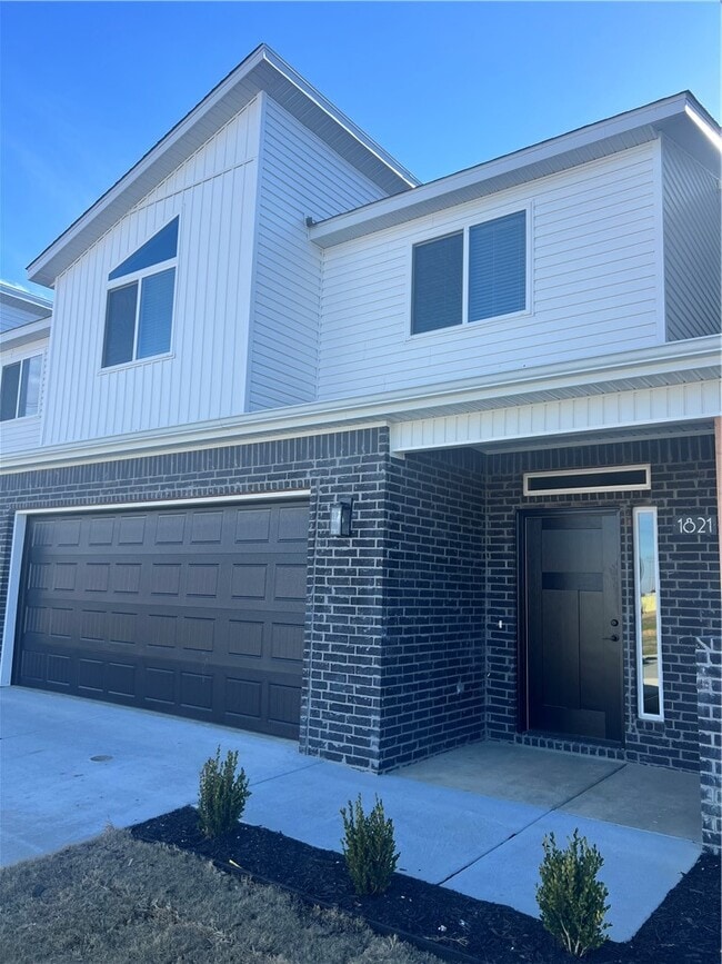 Building Photo - 1821 Lapis Ave