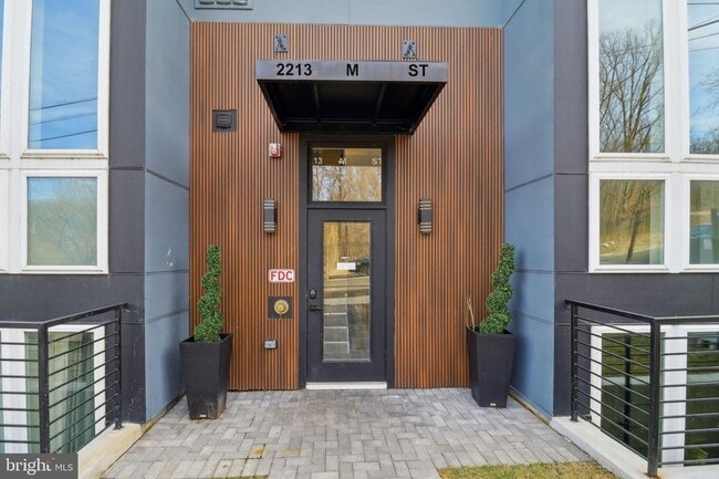 Photo - 2213 M St NE Unidad 4