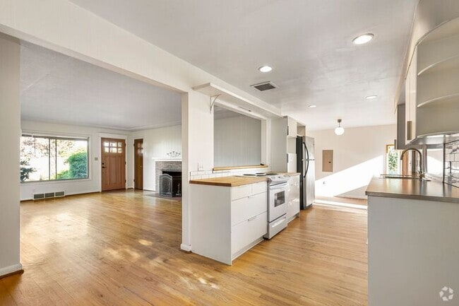 Building Photo - 5546 SE Holgate Blvd Rental
